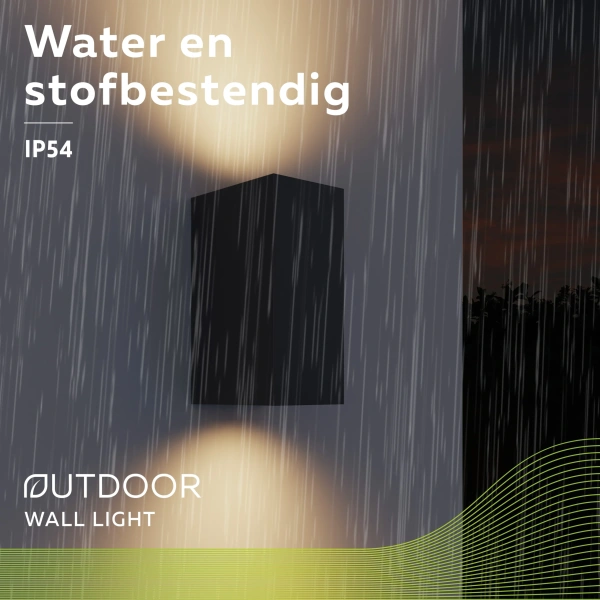 Buiten wandlamp zwart met licht omhoog en omlaag in de regen