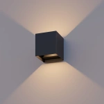 Zwarte kubus wandlamp met warmwit licht omhoog en omlaag verspreid