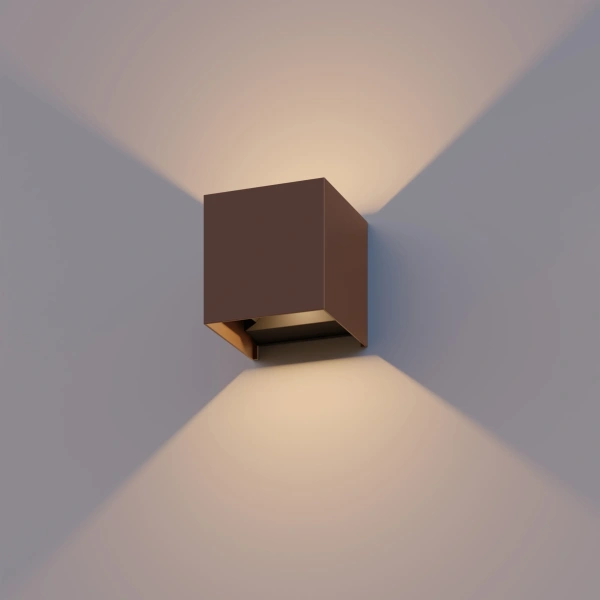 Roestbruine kubus wandlamp met warmwit licht omhoog en omlaag
