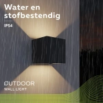 Zwarte wandlamp kubusvorm verlicht muur omhoog en omlaag in regen