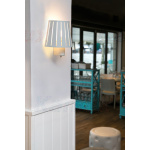 Wandlamp met witte kap verspreidt warm licht in modern interieur