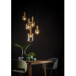 Hanglamp met vijf glazen kelken boven een houten eettafel met planten