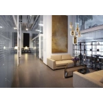 Hanglamp met vijf glazen lichtpunten boven moderne zithoek met beige banken