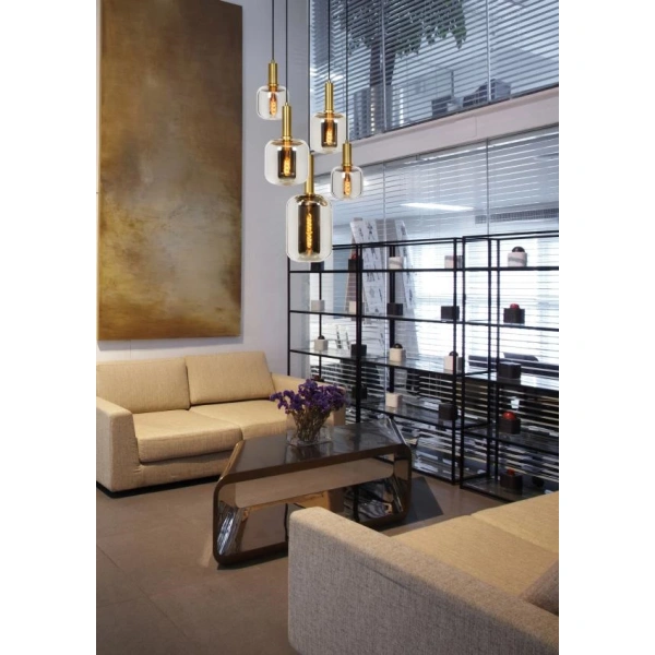 Hanglamp met vijf glazen fittingen boven moderne zithoek met beige banken
