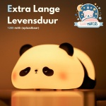 Panda nachtlampje met warme gloed op een donkere ondergrond