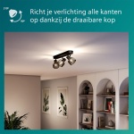 Zwarte plafondspot met drie draaibare lampkoppen en gerookt glas in woonkamer