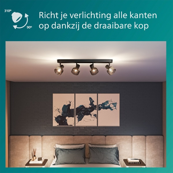 Zwarte plafondspot met vier gerookte glazen lampkoppen boven zithoek