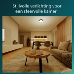 Ronde plafondlamp met warm licht in moderne woonkamer en open keuken