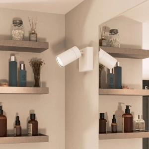 Witte Philips plafondspot met één lichtpunt boven badkamerplanken met verzorgingsproducten