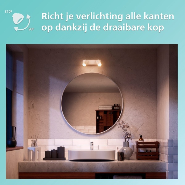 Witte plafondspot met twee verstelbare lampen boven ronde badkamerspiegel