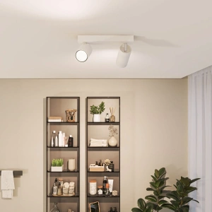 Witte Philips plafondspot met twee richtbare lichtpunten in moderne badkameromgeving