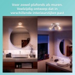 Witte plafondspot met drie verstelbare lampen in moderne badkameromgeving