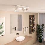 Witte plafondspot met drie richtbare lampen in moderne badkameromgeving