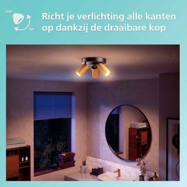 Gouden plafondspot met drie draaiende lampkoppen in moderne badkamer