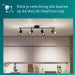 Zwarte plafondspot met vier draaibare lampen boven een moderne keuken