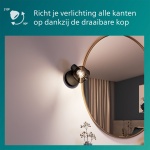 Zwarte plafondspot met gerookt glas naast ronde spiegel in moderne kamer