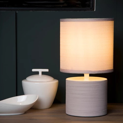 47502-81-38 sf1 Beige ronde tafellamp met stoffen kap op houten tafel in interieursetting