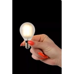 Hand met kleine matte kogellamp E14 fitting warmwit licht