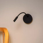 Zwarte verstelbare oplaadbare bedlamp met flexibele arm aan muur bevestigd