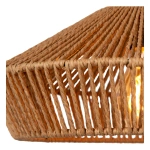Detail van rotan hanglamp met gevlochten naturel frame en lichtbron