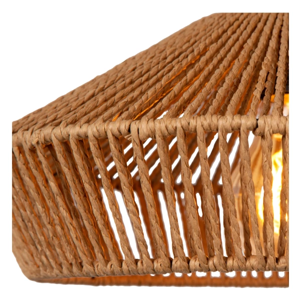 Detail van rotan hanglamp met gevlochten naturel frame en lichtbron