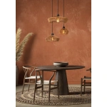 Hanglamp van rotan met drie lichtpunten boven ronde eettafel