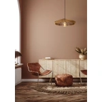 Rotan hanglamp met zichtbare gloeilamp boven zithoek in woonkamer.