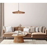 Rotan hanglamp boven beige bank met kussens en houten salontafel