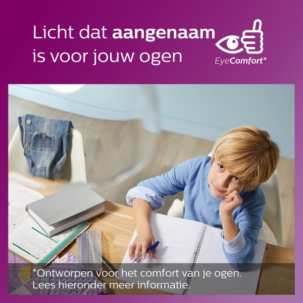 Jongen schrijft in notitieboek aan bureau met schoolspullen en helder licht