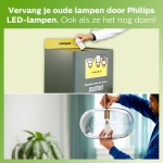 Man vervangt lamp in glazen hanglamp en recyclet oude lamp in container