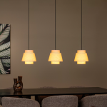 Beige hanglamp met drie lichtpunten boven eettafel in moderne woonkamer