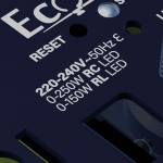Zwarte EcoDim inbouw dimmer met vermogensspecificaties en resetknop zichtbaar