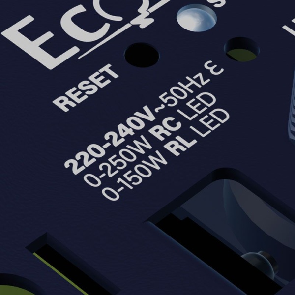 ecodim07-z-wave-vermogen Zwarte EcoDim inbouw dimmer met vermogensspecificaties en resetknop zichtbaar