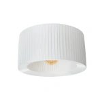 Ronde plafondlamp wit met plissé stoffen kap en zichtbare fitting.