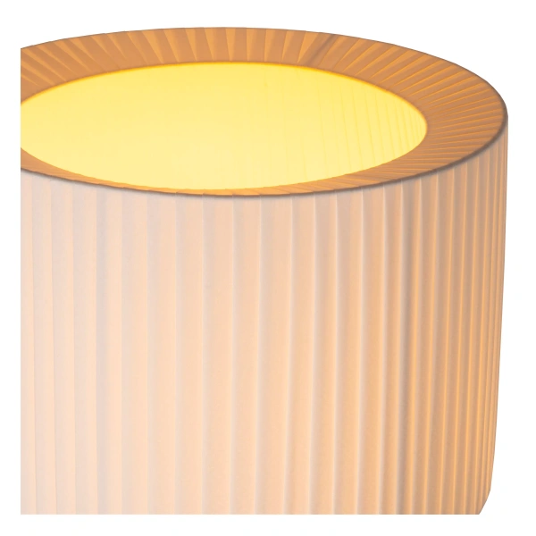 Ronde witte vloerlamp met geplooide stoffen lampenkap en warm licht