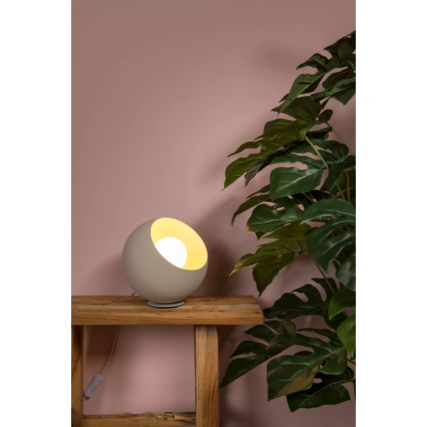 51500-20-38 sf1 Ronde beige tafellamp op houten tafel naast groene plant