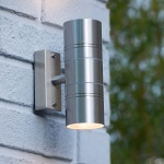 Moderne roestvrijstalen wandlamp met cilindervormige spot op buitenmuur