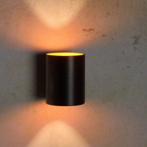 Zwarte ronde wandlamp met warme lichtbundels omhoog en omlaag