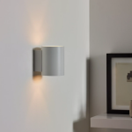 Witte ronde wandlamp met up en down licht in moderne woonkamer