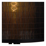 Zwarte vloerlamp met geweven lampenkap en zichtbaar warm licht