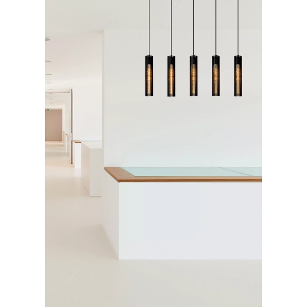 Zwarte hanglamp met vijf cilindervormige lichtbronnen boven modern interieur.