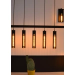 Zwarte hanglamp met vijf cilindervormige lichtbronnen boven tafel