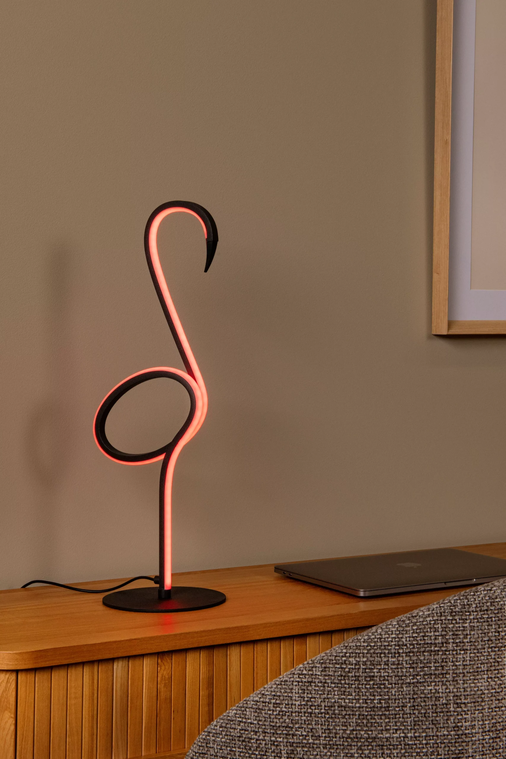 05545-06-99 sf2 Flamingo tafellamp met rood licht op houten kast in woonkamer.