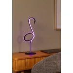 Zwarte flamingo tafellamp met roze ledlicht op houten bureau