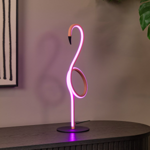 Roze flamingo tafellamp met RGBW verlichting op donkere kast