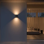 Sfeerbeld Calex Outdoor Up and Downlight - Oplaadbaar - Zwart aan de wand