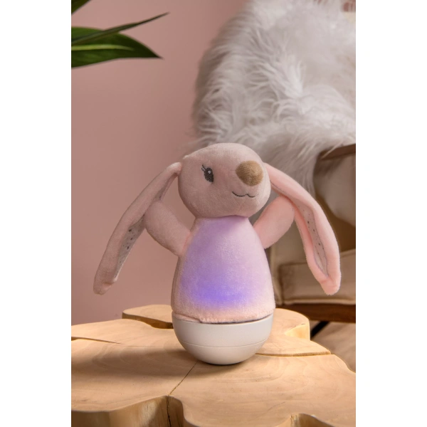Sfeerbeeld van Kinder Nachtlampje Konijn met Muziekfunctie DOLLY - Lucide op een houten tafel