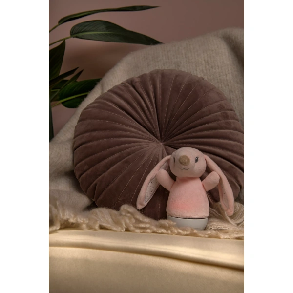 Sfeerbeeld van Kinder Nachtlampje Konijn met Muziekfunctie DOLLY - Lucide op bed