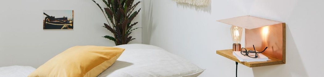 sfeerbeeld van een volwassen nachtlampje naast het bed