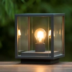 Vierkante antraciet buiten tafellamp met glazen panelen op houten tafel buiten